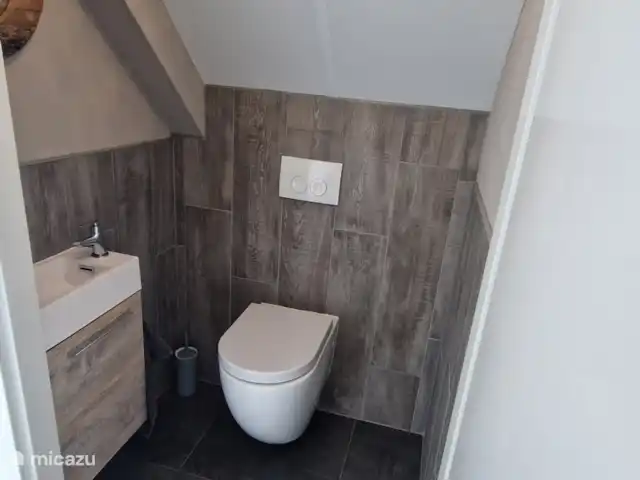 Location de Vacances Pays-Bas, Hollande du Nord, Saint Martin, maison de vacances - Froietoid Au premier étage un 2ème WC séparé.