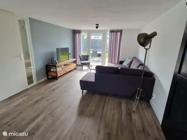 Location de Vacances Pays-Bas, Hollande du Nord, Saint Martin, maison de vacances - Froietoid Salon avec TV, canapé spacieux et coin salon.