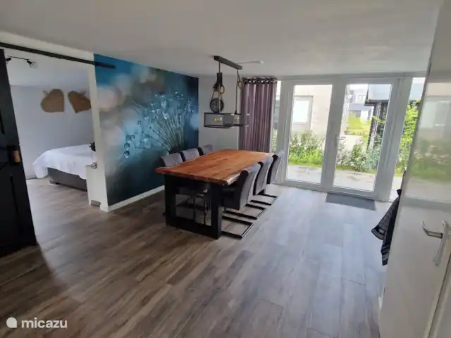 Location de Vacances Pays-Bas, Hollande du Nord, Saint Martin, maison de vacances - Froietoid Grande table à manger avec passage vers la chambre du rez-de-chaussée.