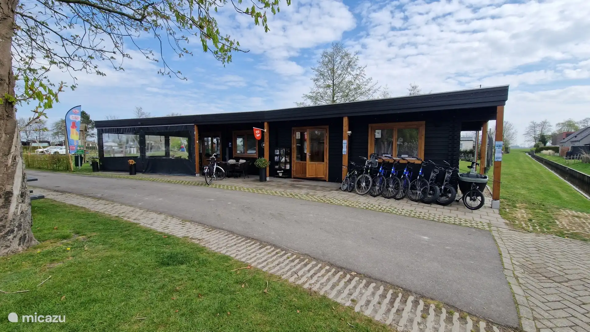 Restaurant und Bar im Park. Fahrradverleih und Brötchenservice.