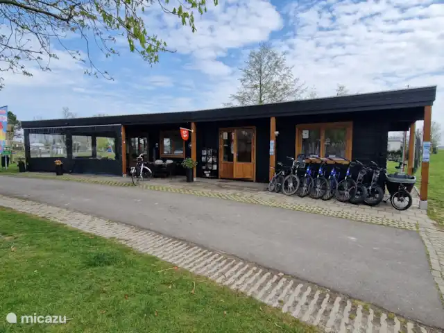 Location de Vacances Pays-Bas, Hollande du Nord, Saint Martin, maison de vacances - Froietoid Restaurant et bar dans le parc. Location de vélos et service de petits pains.