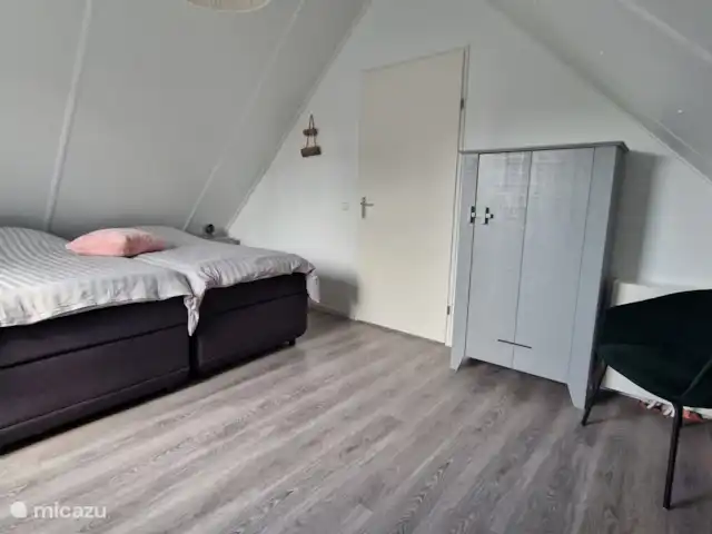 Location de Vacances Pays-Bas, Hollande du Nord, Saint Martin, maison de vacances - Froietoid Chambre à l’étage avec 2 lits simples à sommier tapissier. Ces lits sont également très adaptés aux personnes ayant des problèmes de dos, etc.
