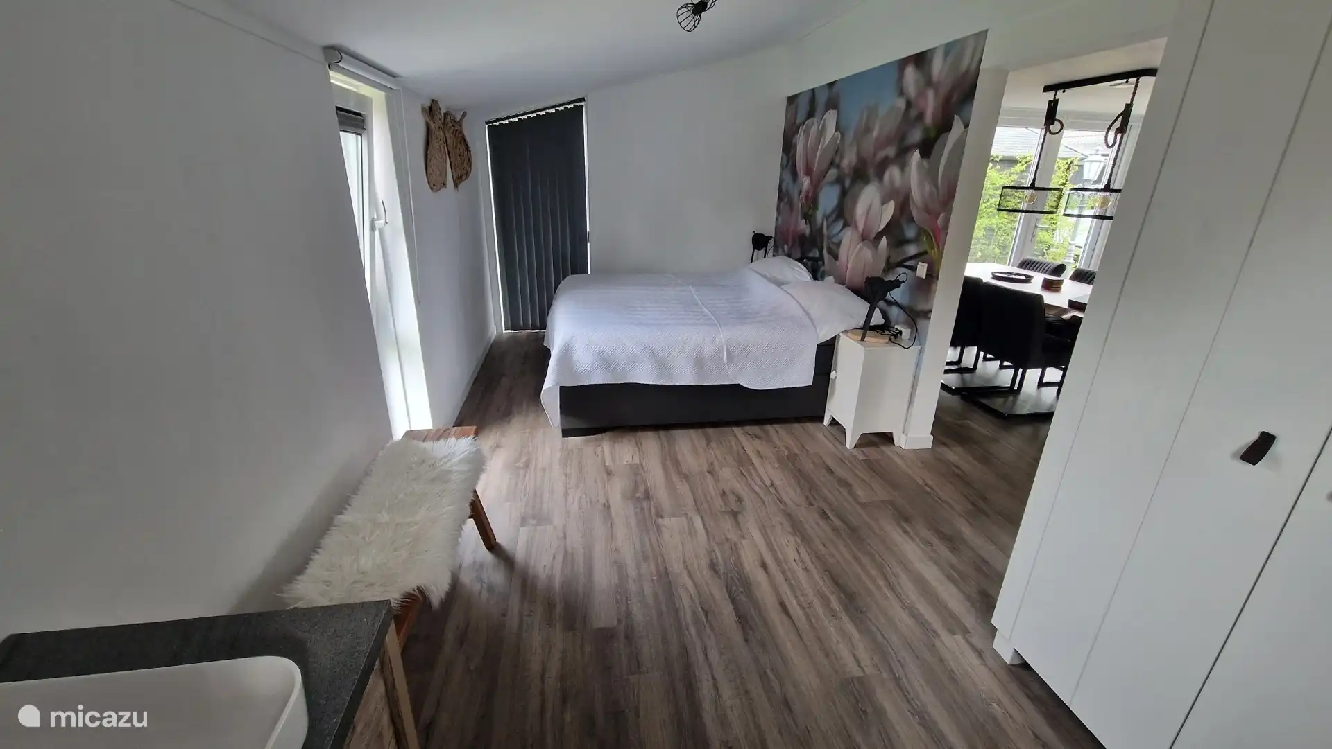 Sehr geräumiges Schlafzimmer mit 2-Personen-Bett und eigenem Waschbecken. Platz genug für ein Babybett (verfügbar). 