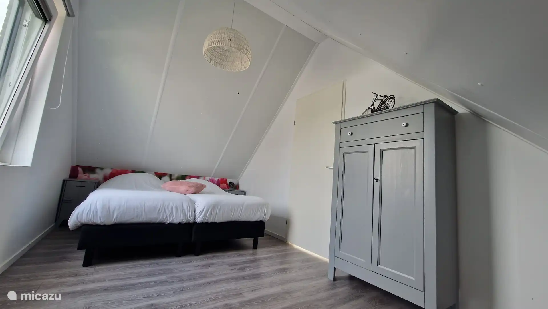 Schlafzimmer mit 2 Einzel-Boxspringbetten. Sehr gut geeignet als Kinderzimmer. 