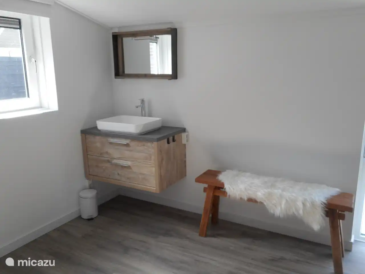 Im Schlafzimmer im Erdgeschoss finden Sie ein Waschbecken. So müssen Sie nicht nach oben gehen, um Ihre Zähne zu putzen!!