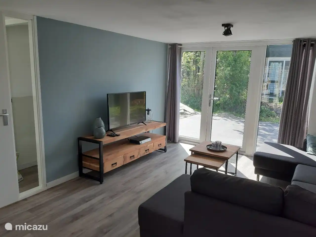 TV, mit Netflix und schnellem WLAN.