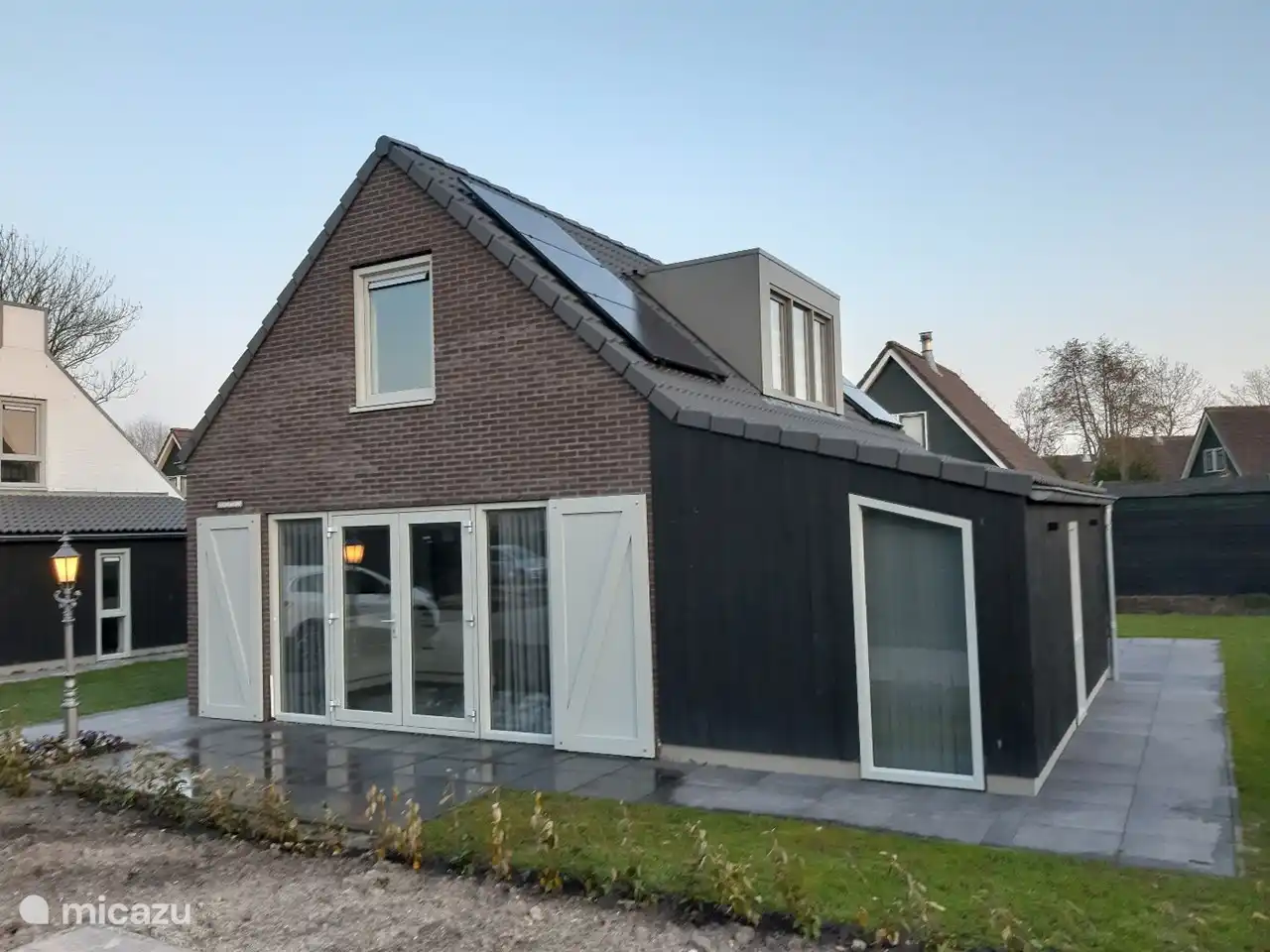 Genießen Sie die letzten Sonnenstrahlen auf der Terrasse vor dem Haus.