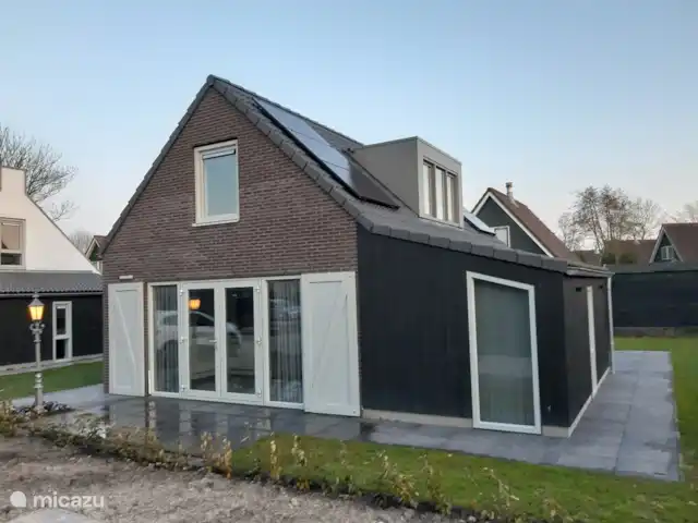 Location de Vacances Pays-Bas, Hollande du Nord, Saint Martin, maison de vacances - Froietoid Profitez des derniers rayons de soleil sur la terrasse à l'avant de la maison.