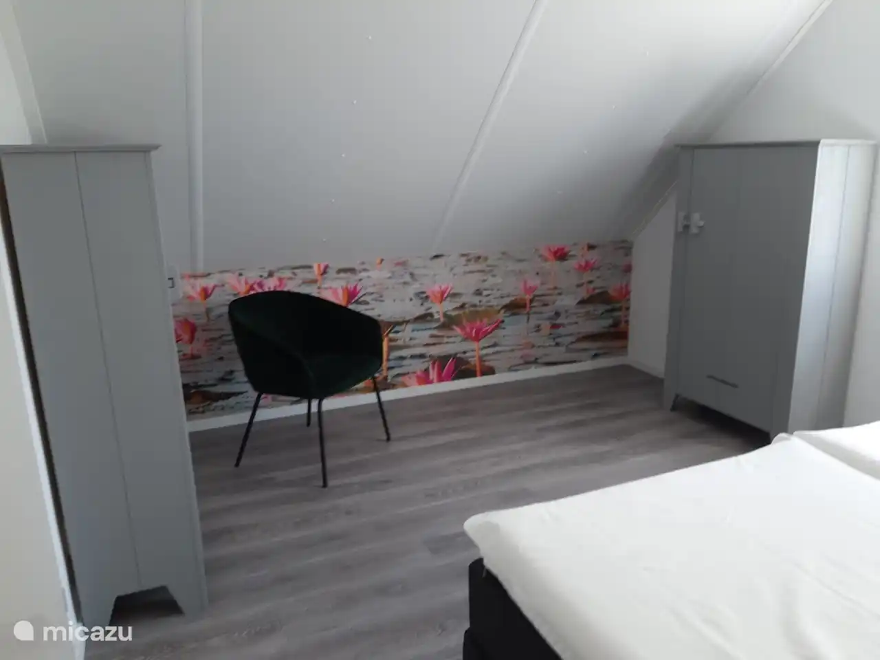 Platz für ein Kinderbett im Schlafzimmer. 