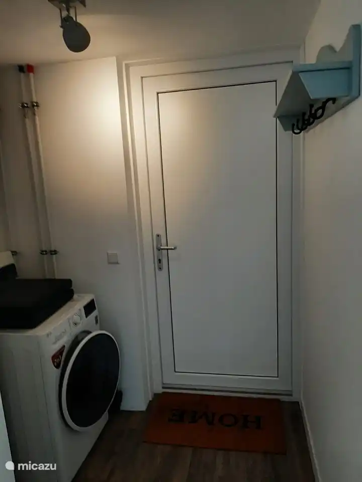 Abstellraum mit Waschmaschinen-Trockner-Kombination. 