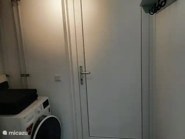 Location de Vacances Pays-Bas, Hollande du Nord, Saint Martin, maison de vacances - Froietoid Salle de rangement avec combinaison laveuse-sécheuse.