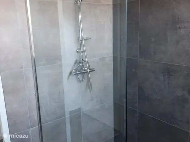Location de Vacances Pays-Bas, Hollande du Nord, Saint Martin, maison de vacances - Froietoid Douche avec pluie et douchette, double vasque et grand miroir.