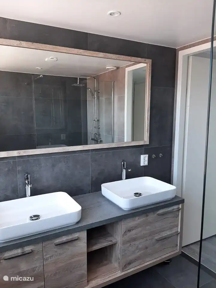 Doppelwaschbecken und großer Spiegel.