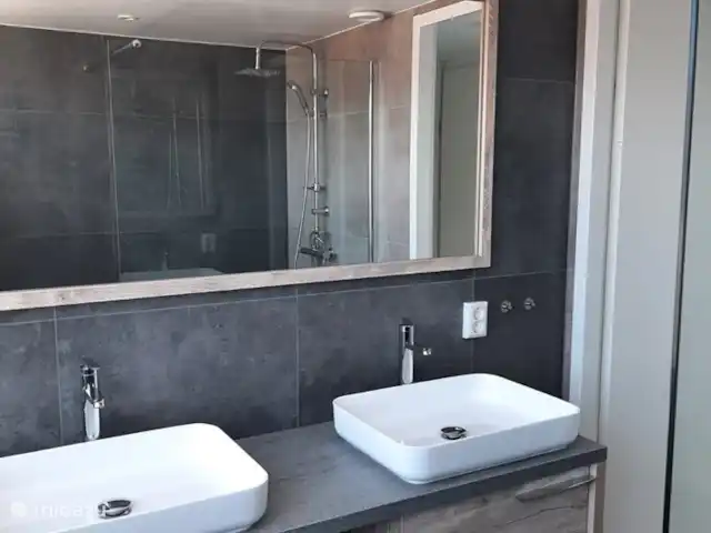 Location de Vacances Pays-Bas, Hollande du Nord, Saint Martin, maison de vacances - Froietoid Double vasque et grand miroir.