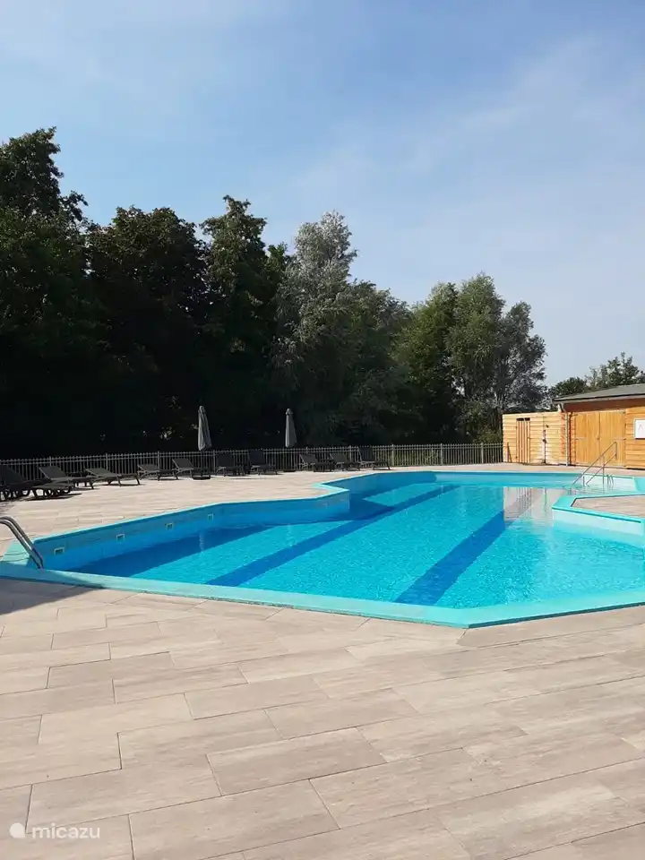Swimmingpool mit großer Terrasse.