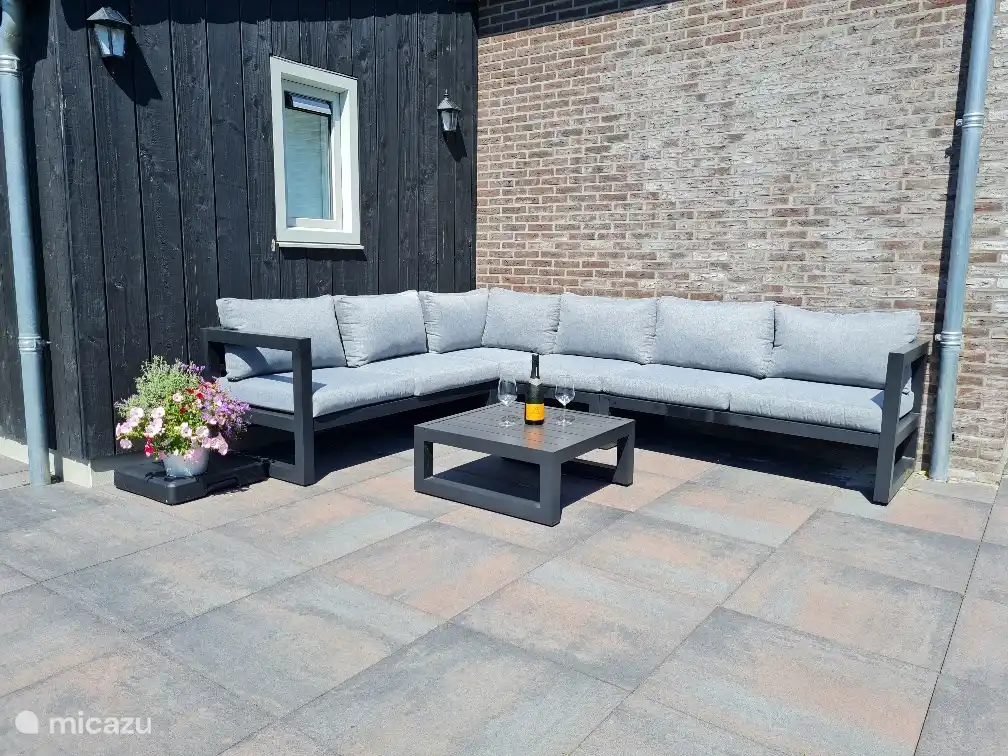 Frühstück, Mittagessen oder ein leckeres Getränk auf der geräumigen Terrasse!