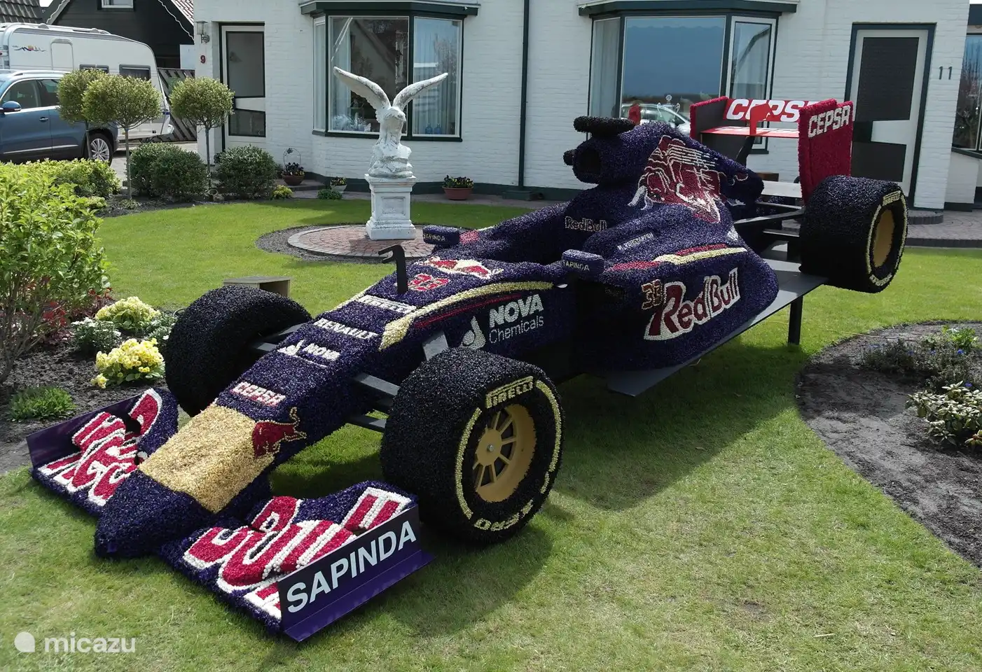 Da steckt viel Handarbeit drin. Sie werden staunen, was die Bewohner aus diesen Blütenköpfen machen können.