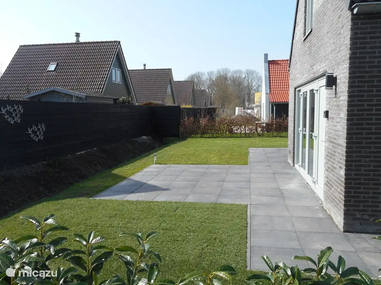 Terrasse, auf der Sie in der Sonne frühstücken können.