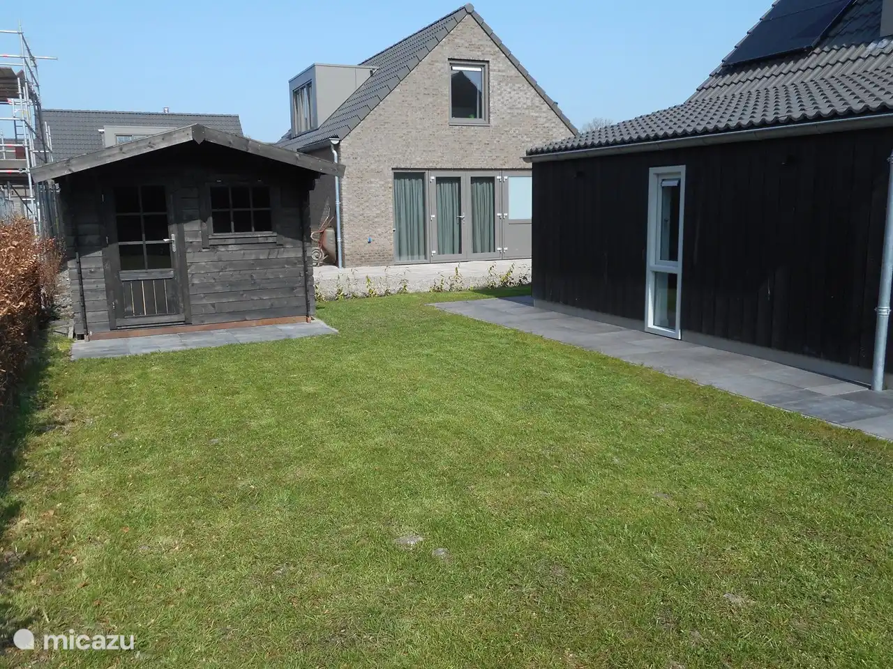 Genug Gras zum Beispiel, um Fußball, Badminton oder Sonnenbaden zu spielen.