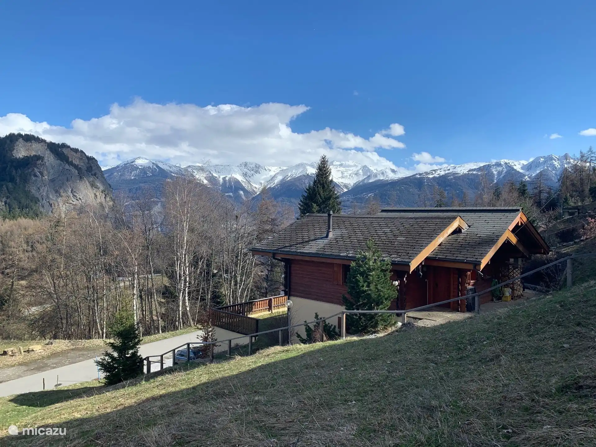 Side view of the chalet with Quatre Vallees in the background