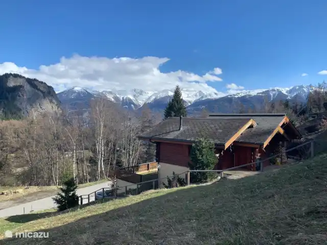 Chalet Chardon huren in Zwitserland, Wallis, Mayens de Chamoson - chalet Zijaanzicht chalet met Quatre Vallees op achtergrond