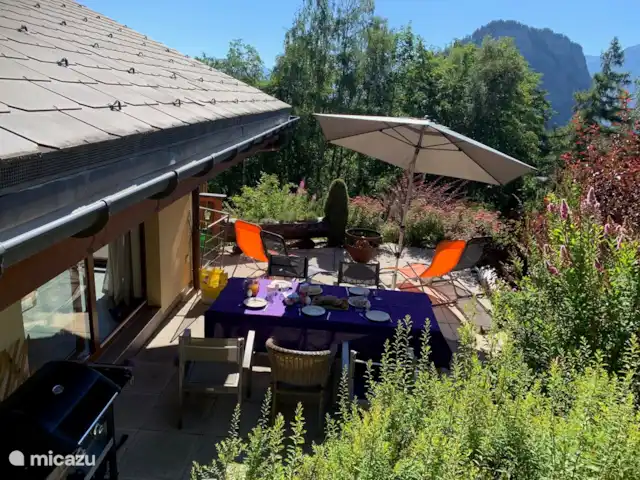 Chalet Chardon huren in Zwitserland, Wallis, Mayens de Chamoson - chalet Zijterras met parasol