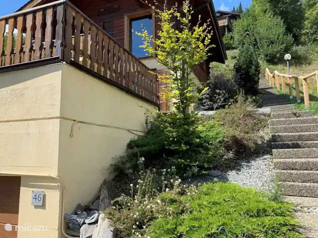 Chalet Chardon huren in Zwitserland, Wallis, Mayens de Chamoson - chalet Boven de garage zit de slaapverdieping, daar dan weer boven woonkamet keuke, terrassen etc