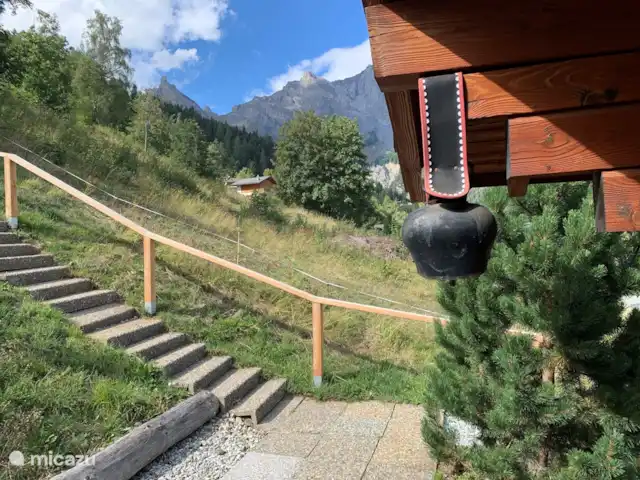 Chalet Chardon huren in Zwitserland, Wallis, Mayens de Chamoson - chalet Vanuit voordeur: Haut de Cry massief (3000 meter)