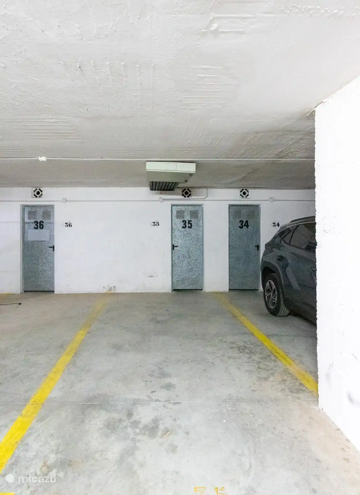 Privater Parkplatz mit Abstellraum. Im Lagerraum stehen zwei Fahrräder, die du benutzen kannst.