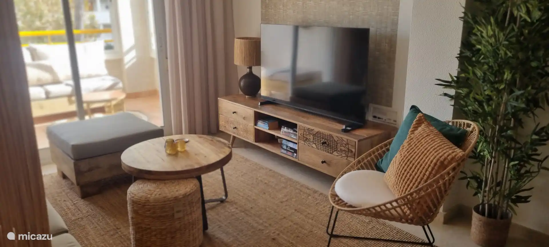 Der gemütliche Sitzbereich mit Fernseher