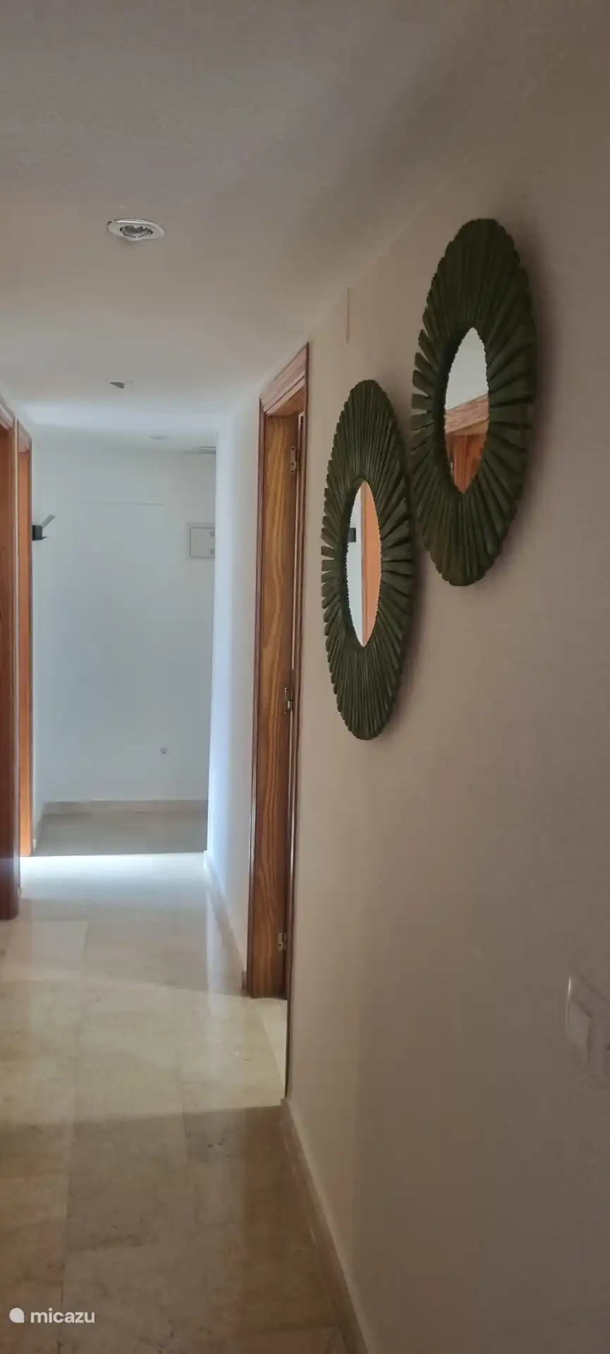 Der Flur mit Spiegeln und Garderobe