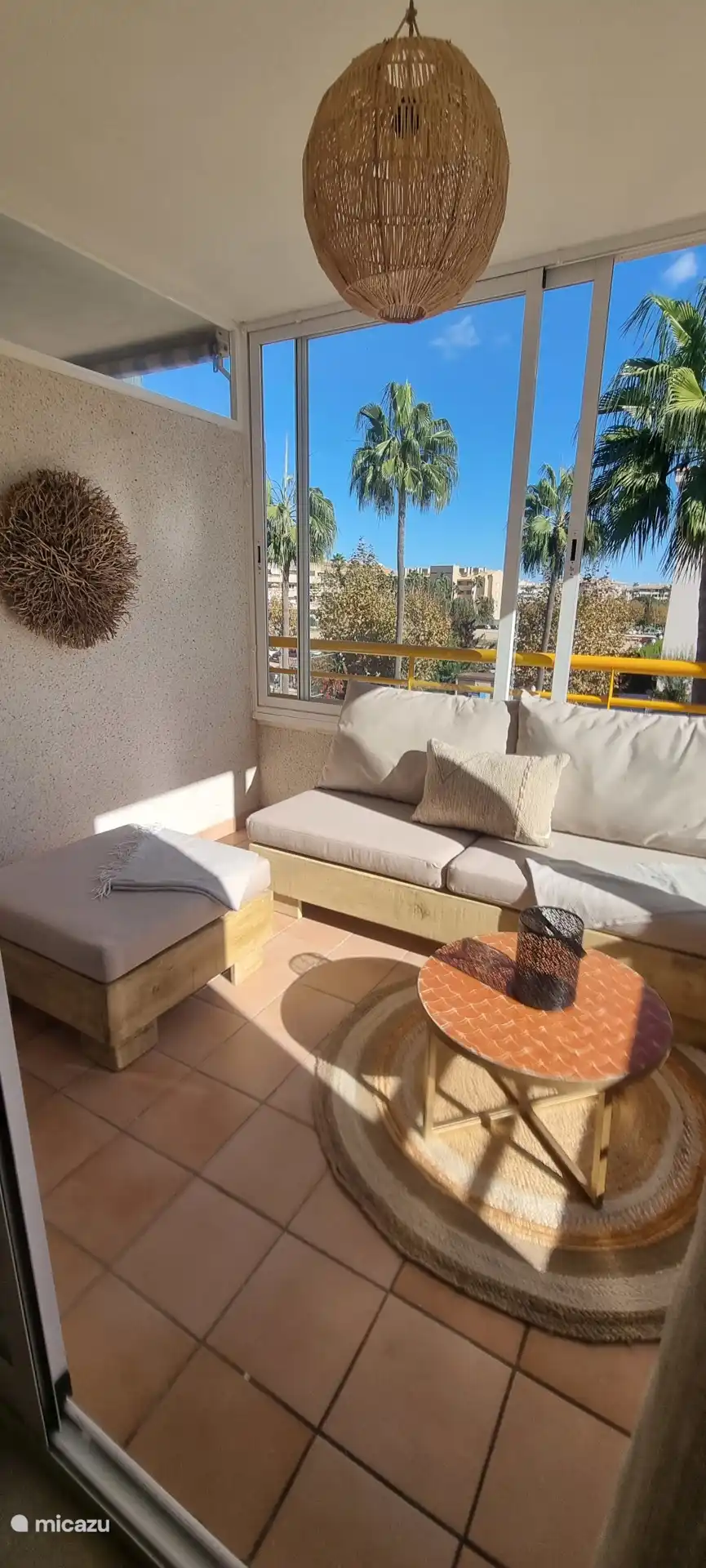 Der schöne Balkon mit dem schönen Lounge-Set