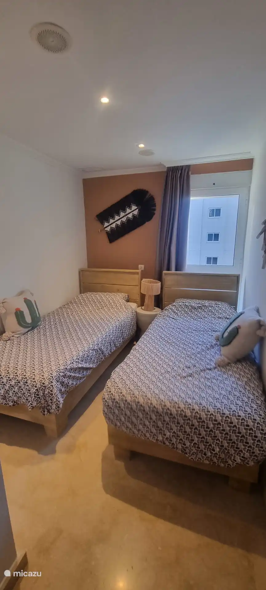 Das zweite attraktive Doppelschlafzimmer mit eingebautem Kleiderschrank, Verdunkelungsvorhang, Fensterladen und Safe