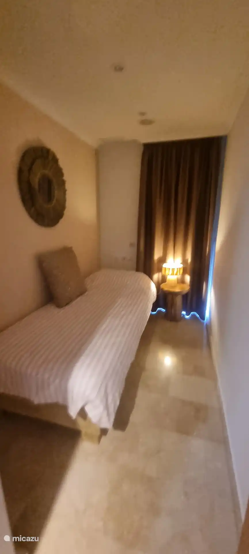 Das Einzelzimmer mit eingebautem Kleiderschrank, Verdunkelungsvorhang und Jalousien.