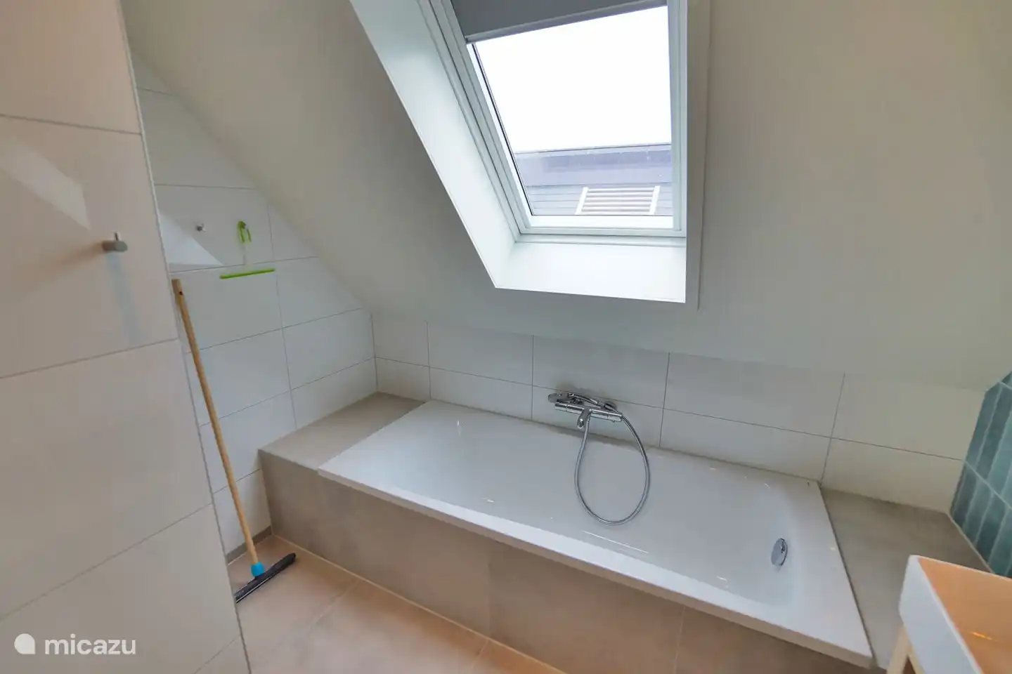 Badezimmer mit Badewanne und Dusche