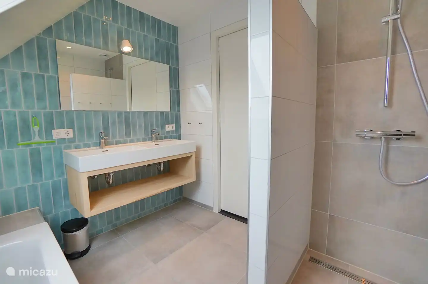 Badezimmer mit Badewanne und Dusche