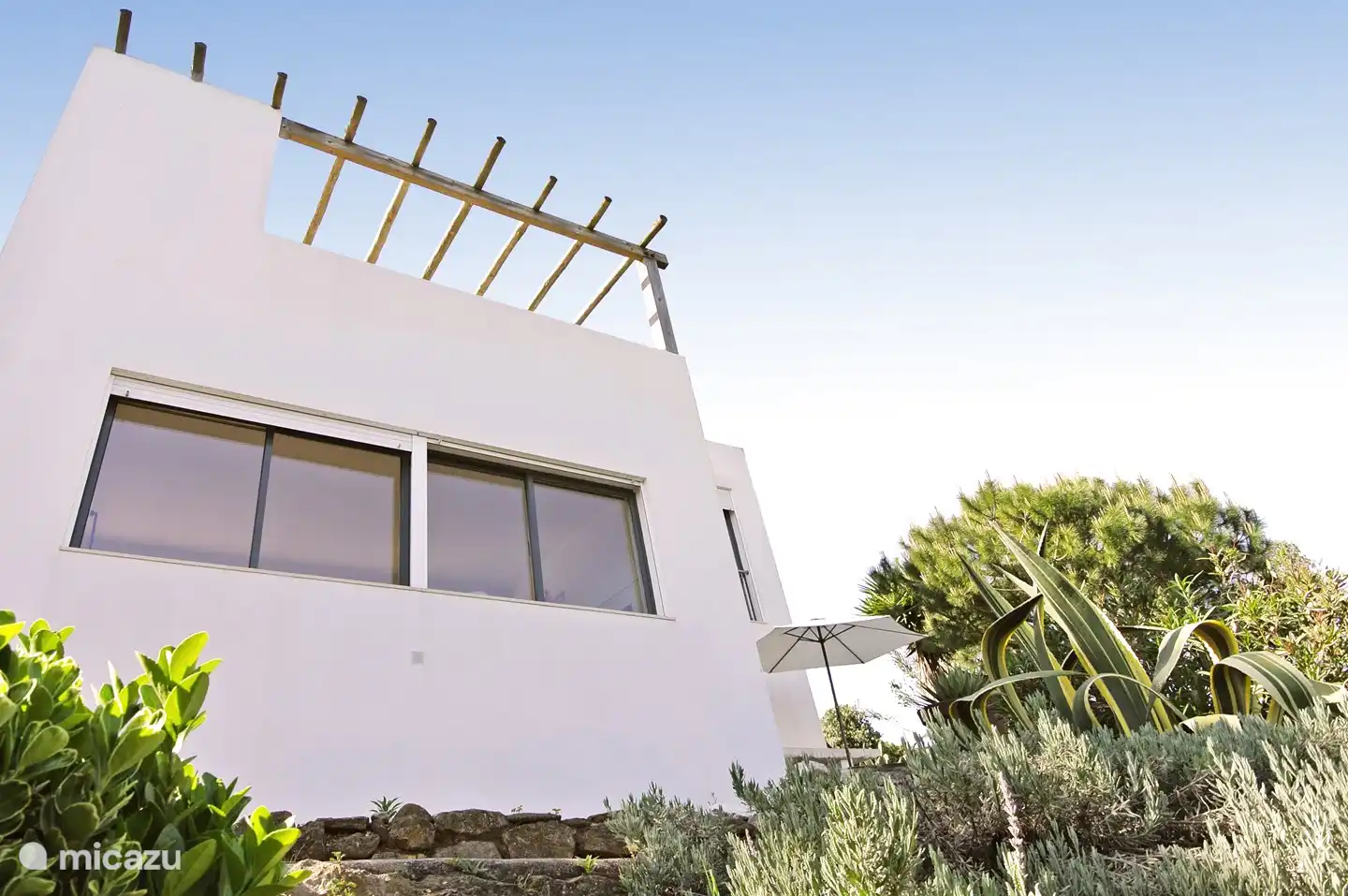 Die Vorderansicht der Villa Sao Martinho.