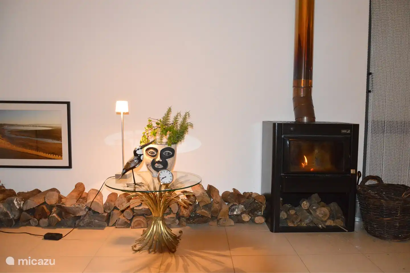 Der Holzofen gibt eine schöne Wärme.