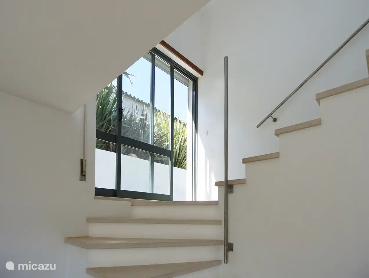 Die natürliche Klimaanlage ist wunderbar im Sommer. Die Türen ermöglichen den Zugang zur hinteren Terrasse.