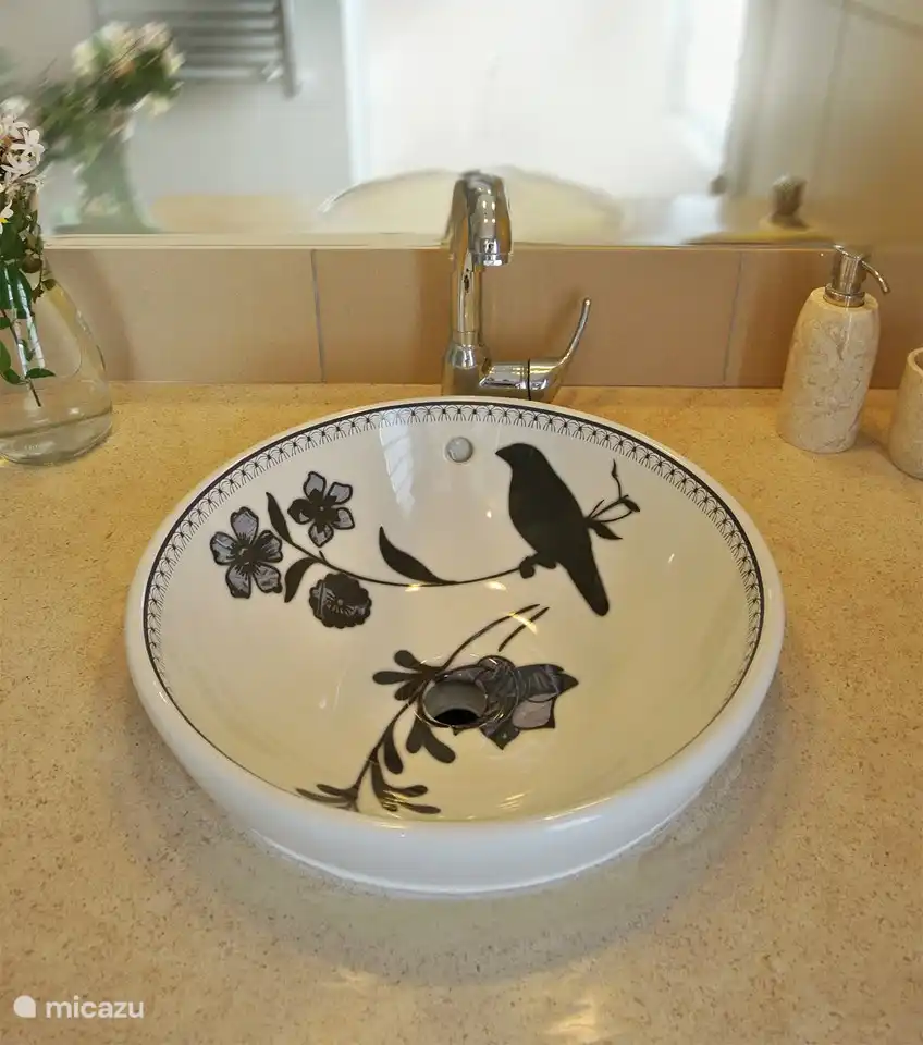 Das tätowierte Waschbecken im Badezimmer stammt von der Dutch Designer Esther Derkx.