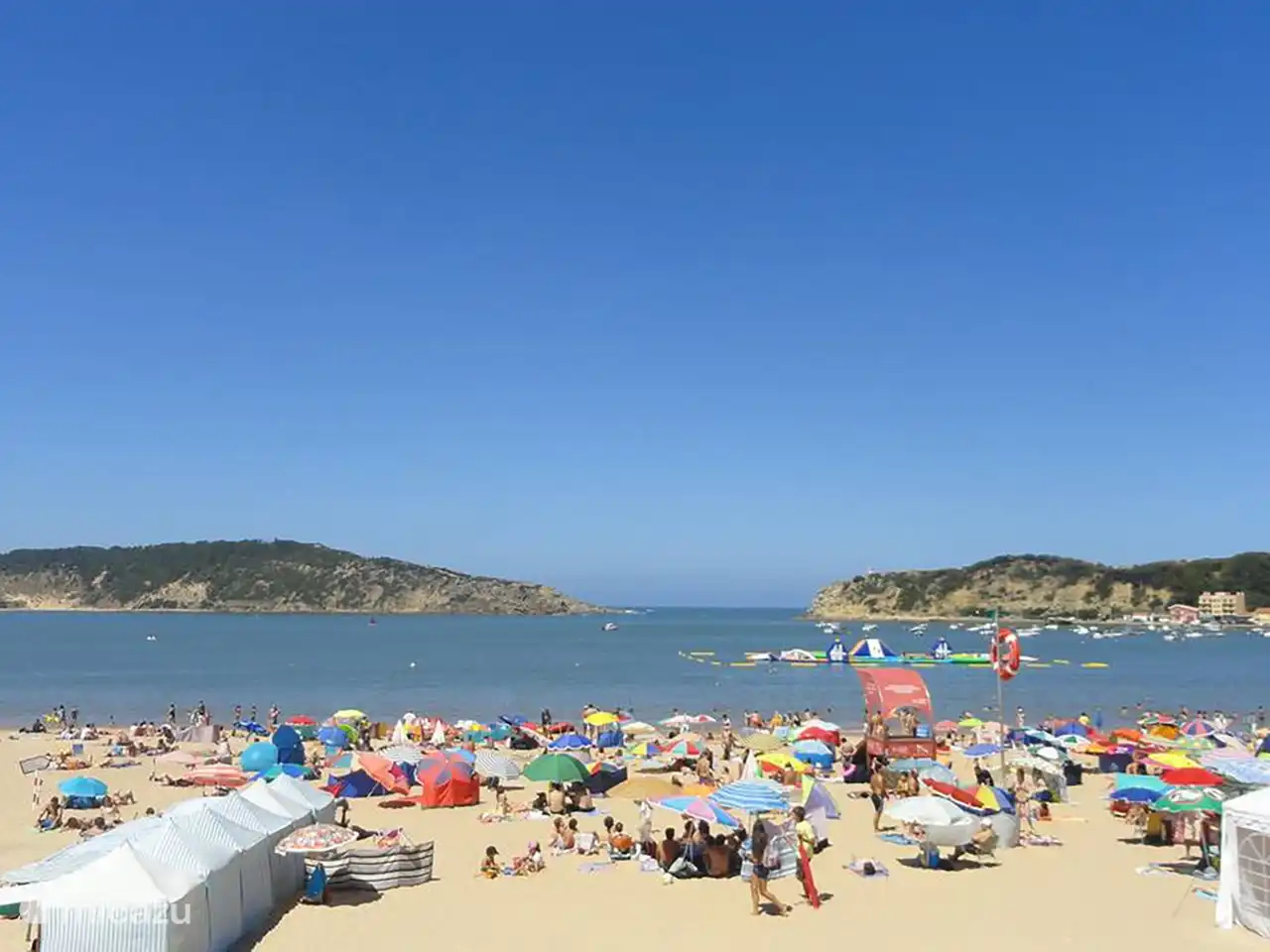 Die Bucht von Sao Martinho in der Hochsaison.