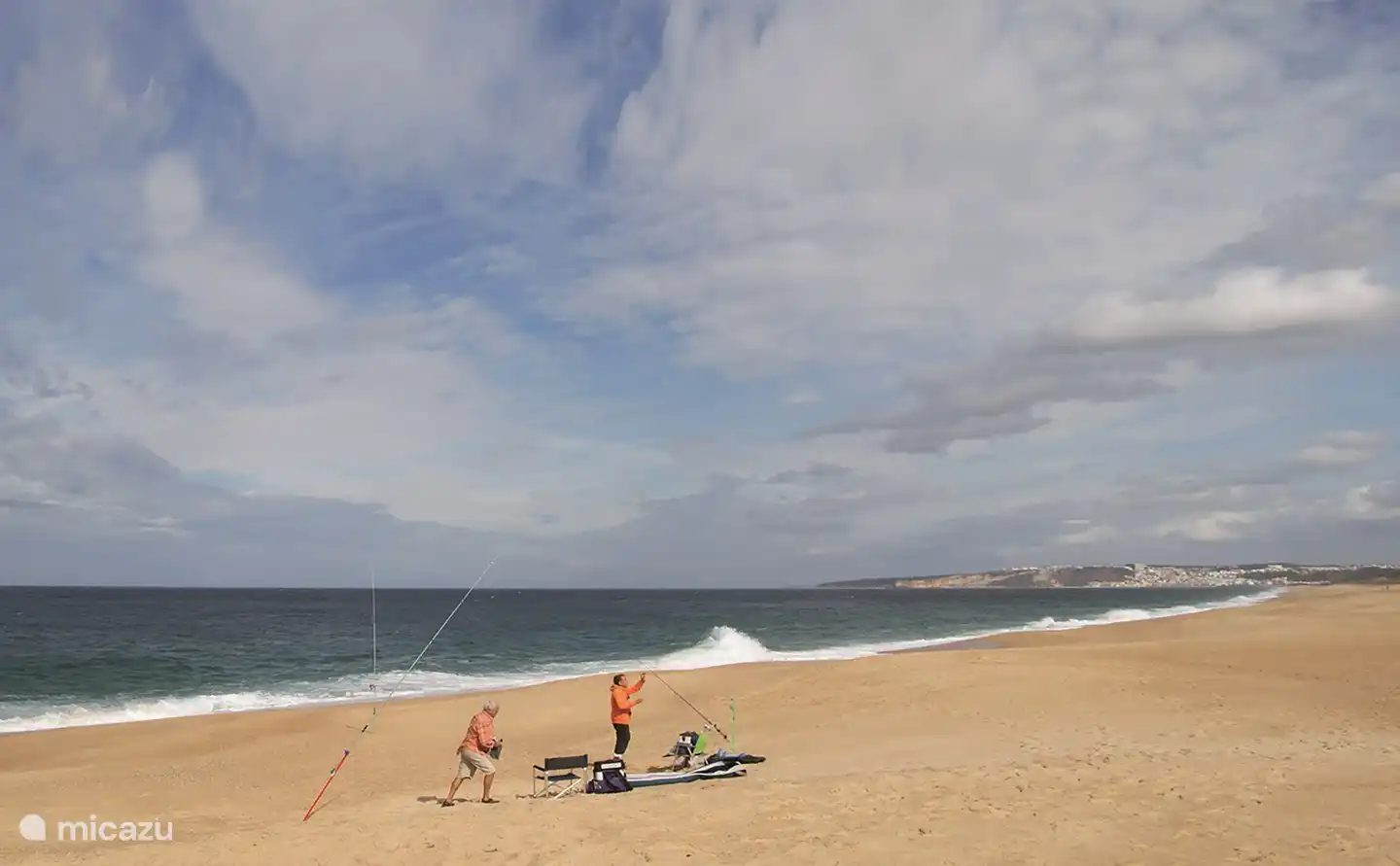 Die Fischer im April sind unten am Strand von Salgado.