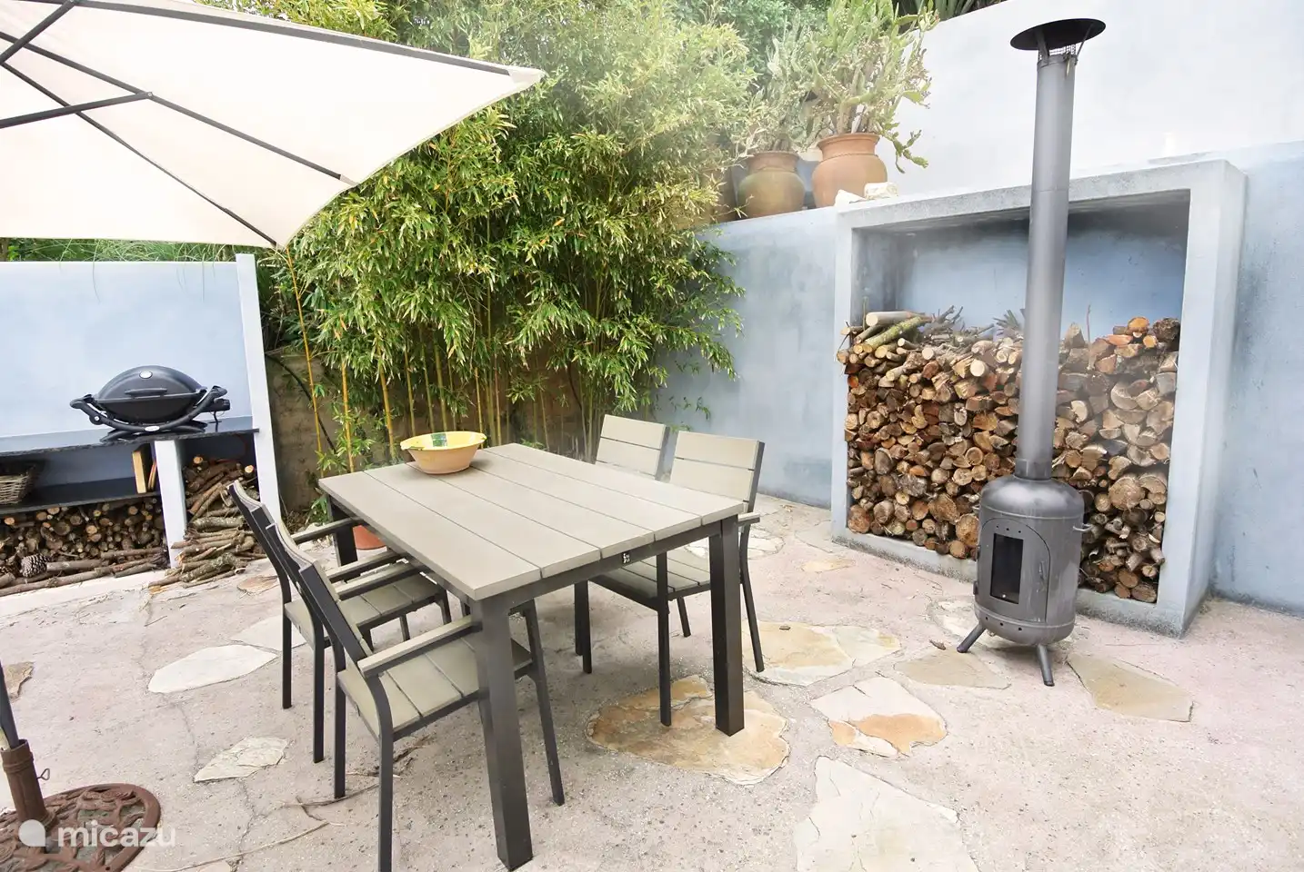 Die Außenküche mit Grill und Burnie. Mit genug Holz!