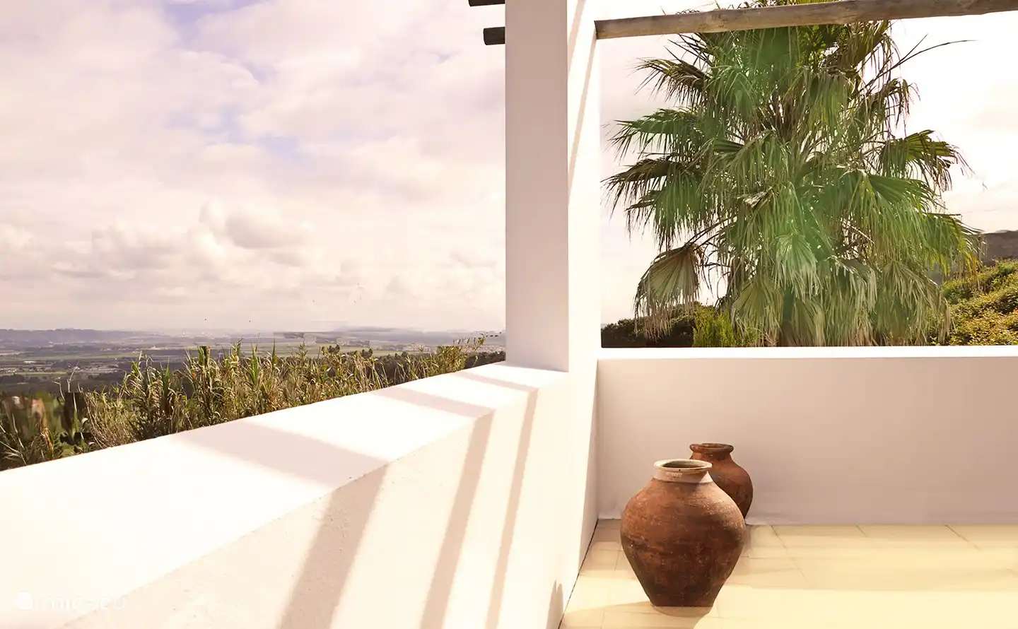 Die sonnige Terrasse im Obergeschoss.