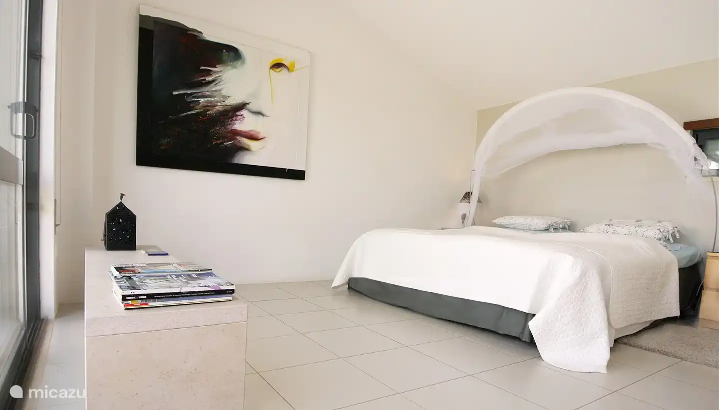 Das geräumige Hauptschlafzimmer mit Zugang zur Terrasse auf der linken Seite.