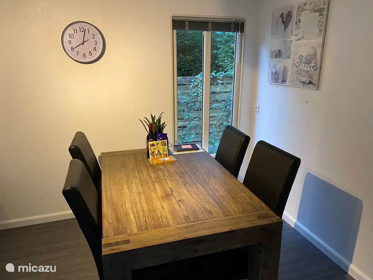 Coin repas avec 4 chaises