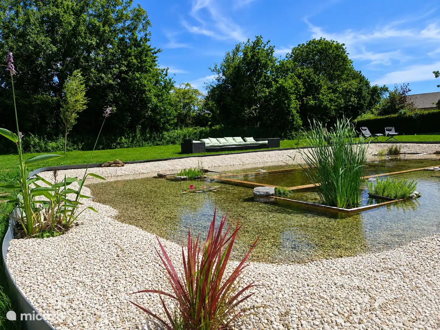Gemeinsamer Schwimmteich auf der Wellness-Wiese. Der Schwimmteich wird mit La Perle, dem anderen Haus auf dem Grundstück, geteilt. Während des Aufenthalts kann eine einmalige private Reservierung von 2 Stunden vorgenommen werden.