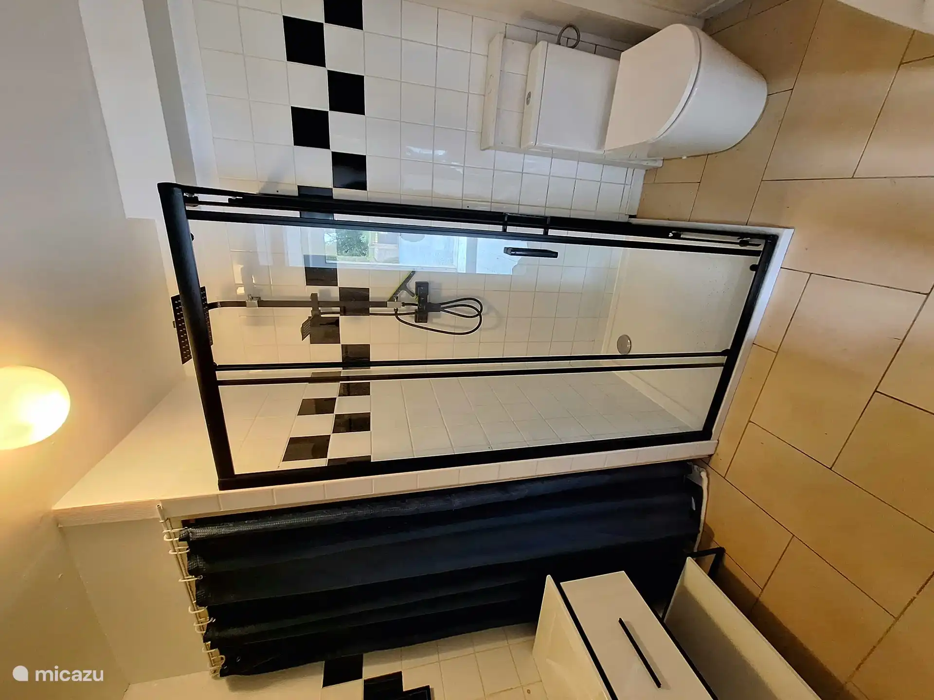 vernieuwde douchecabine in 2024. Dit is de badkamer op de begane grond. Er is nog een badkamer op de eerste verdieping