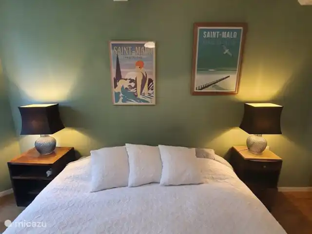 La Couronne huren in Frankrijk, Calvados, Lison - gîte / cottage onze 2de masterbedroom. in de winter zijn de bedden voorzien van elektrische onderdekens. de kamer wordt bij verwarmt middels een elektrische kachel.
