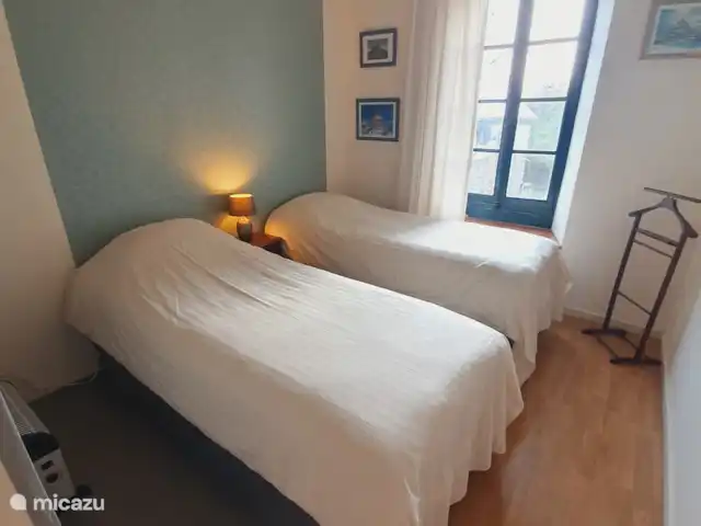 La Couronne huren in Frankrijk, Calvados, Lison - gîte / cottage 3de slaapkamer, dit is de kleinste kamer. Deze bedden kunnen op verzoek aan elkaar worden gezet